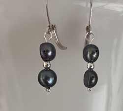 Freshwater pearls with silver bead